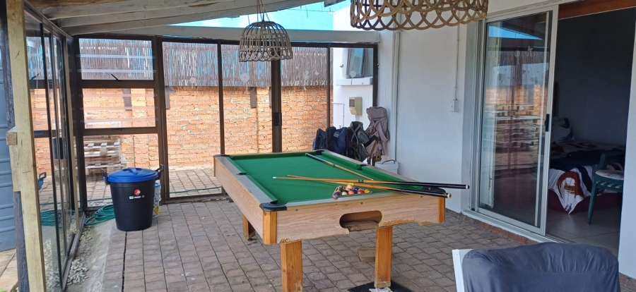 6 Bedroom Property for Sale in Paradise Beach Eastern Cape